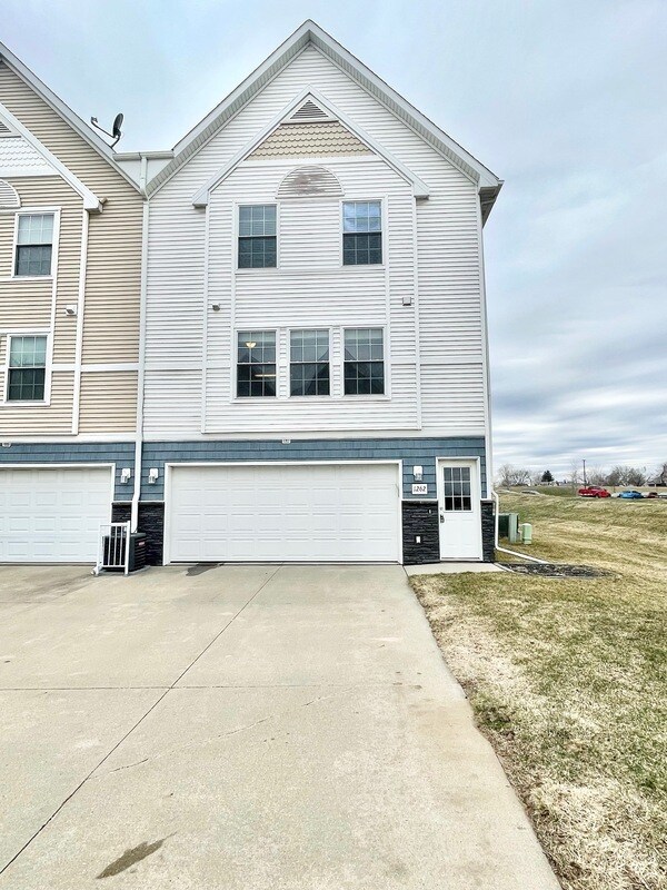 1262 SE Village View Ln, Ankeny, IA 50021 Townhome Rentals in Ankeny