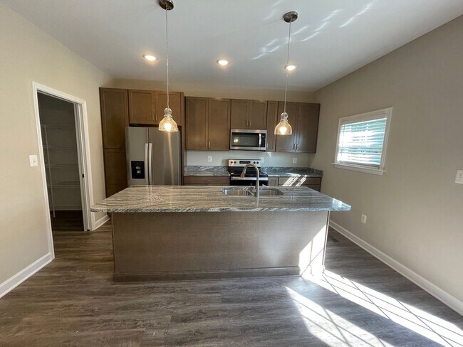 Building Photo - 3-Story Luxury Townhouse in Congers Creek Full Walk Out