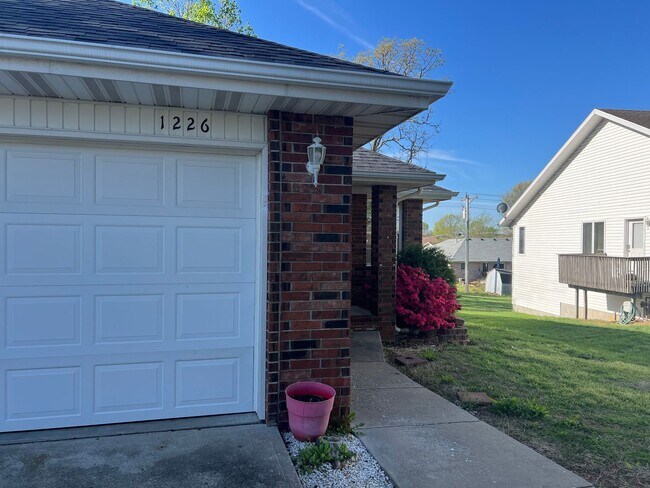 Foto del edificio - COMING SOON! All-Brick Duplex near Nixa High School