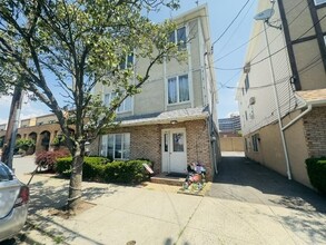 Building Photo - 173 W 21st St