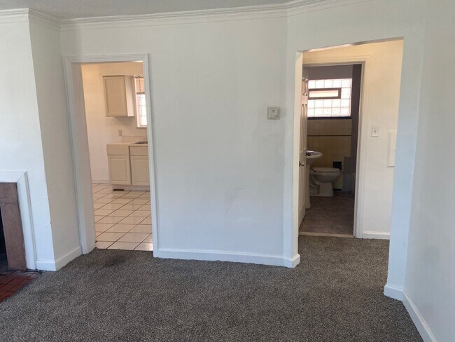 Building Photo - 2 bedroom - 2 bath - bungalow - $995