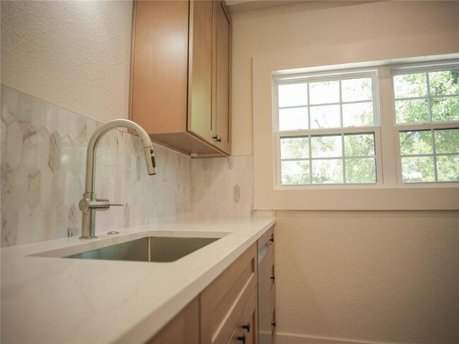 Building Photo - 803 Oakland Ave