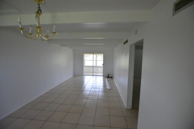 Building Photo - 813 Club Cir