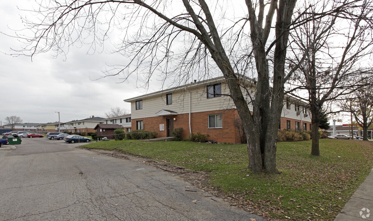 Foto del edificio - 9324-9420 W Brown Deer Rd