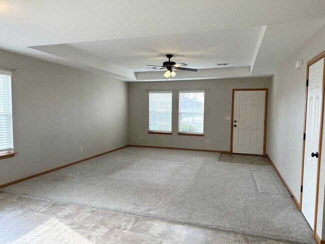Building Photo - 3 Bed Single Level Duplex in Blue Springs;...