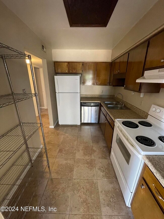 Building Photo - 4751 San Jose Manor Dr W