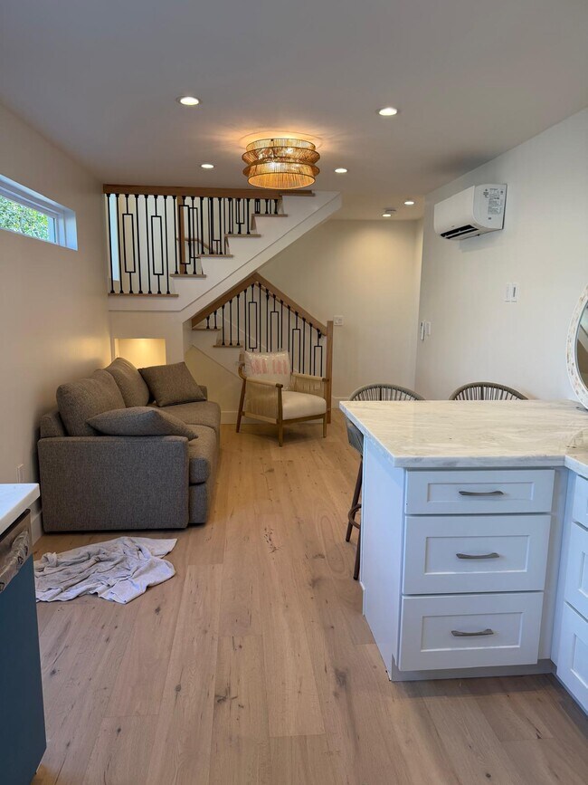 Hermosa isla de cocina integrada a la sala de estar amueblada (en proceso) - 301 Lugonia St