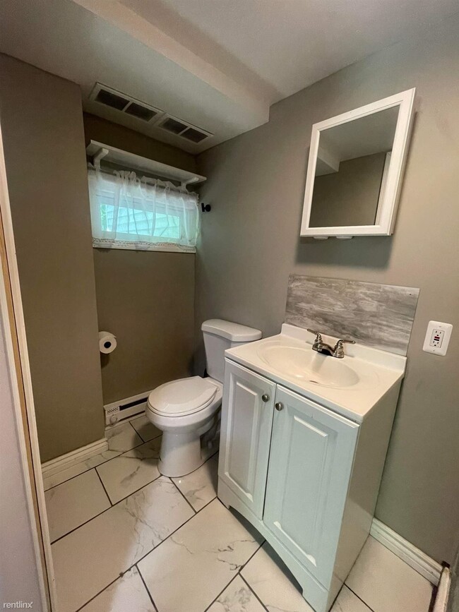 Building Photo - Studio, 1 bath 4plex - 36 Beal St