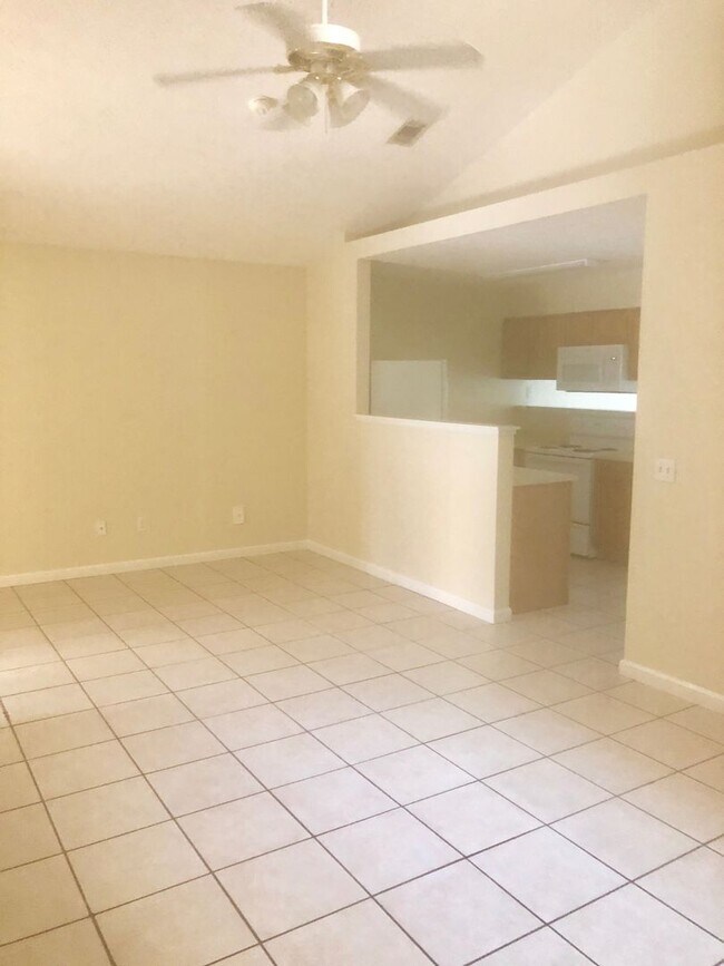 Foto del edificio - 2 bedroom 1 bath apartment. Living has vau...