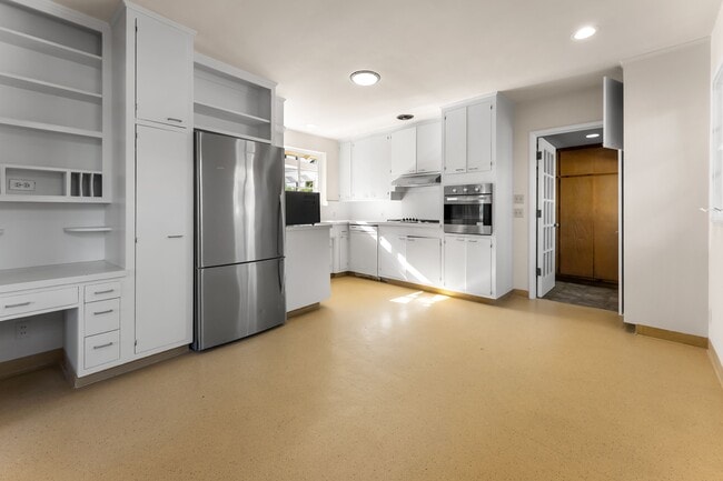 Building Photo - 549 El Medio Ave