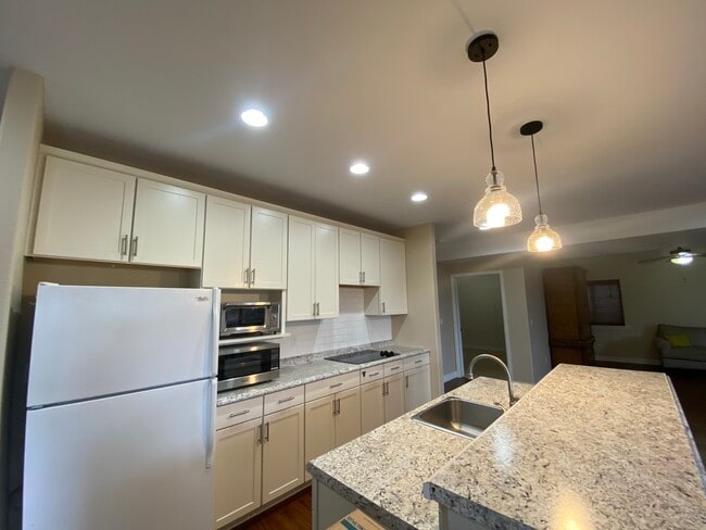 Building Photo - 220 Eagle Pines Dr