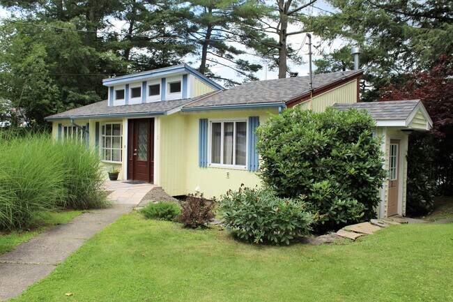 Frente de la casa: la entrada al n.° 3 es la puerta central, la entrada al n.° 1 es la puerta de la derecha - 237 Lake Shore Dr S