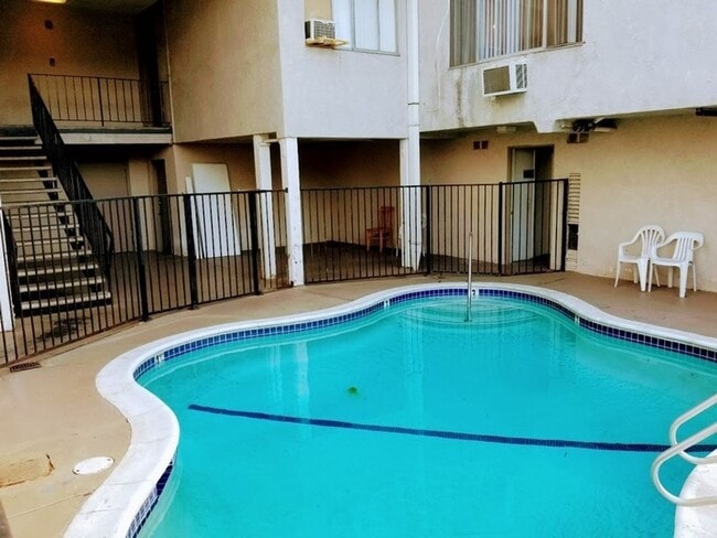 Building Photo - Remodeled, Spacious and Bright 1 Bedroom
