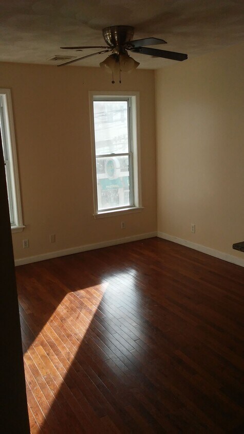 Building Photo - 176 Elm St