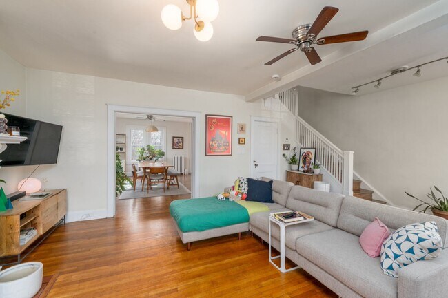 Building Photo - Oakenshawe 5-Bedroom, 2-Bathroom Home Close to Johns Hopkins