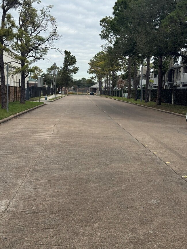 Foto del edificio - 10821 Braes Bend Dr