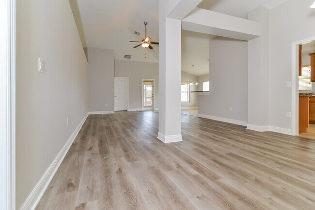 Foto del edificio - 905 Chestnut Dr