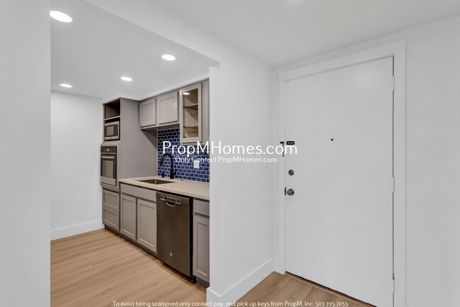 Building Photo - Newly Remodeled 2 Bedroom Unit in the Amer...