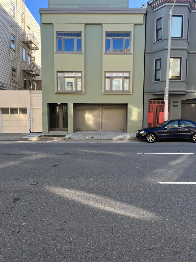 Fresh exterior and interior paint on 2 family flat. - 2634 Franklin St