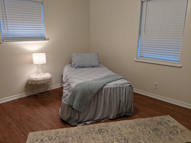 Master bedroom - 2020 Redbud Ave