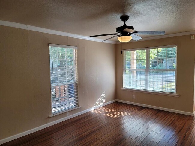 Building Photo - 1402 Cometa St