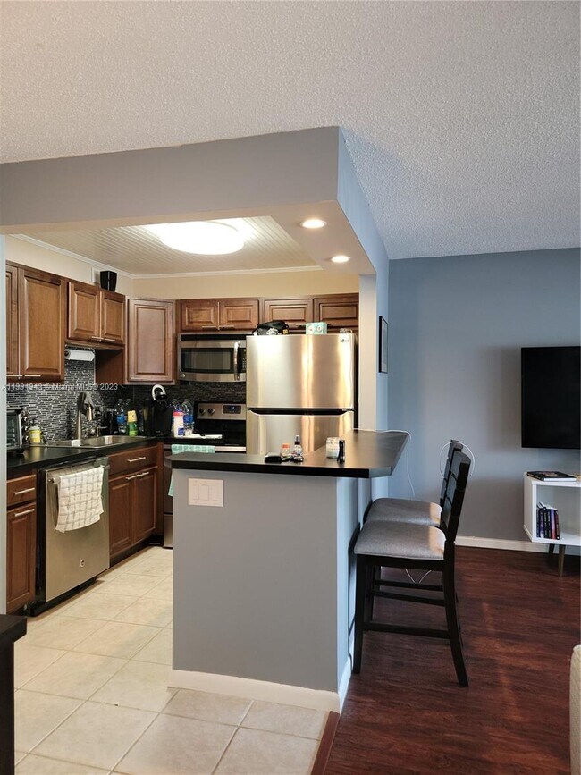 Building Photo - 8 Ventnor Dr