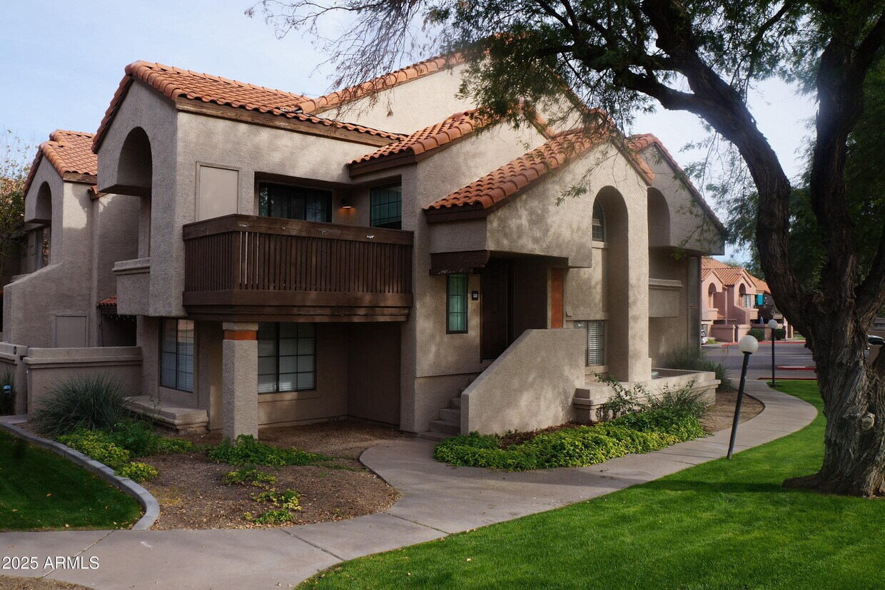 Foto principal - 925 N College Ave