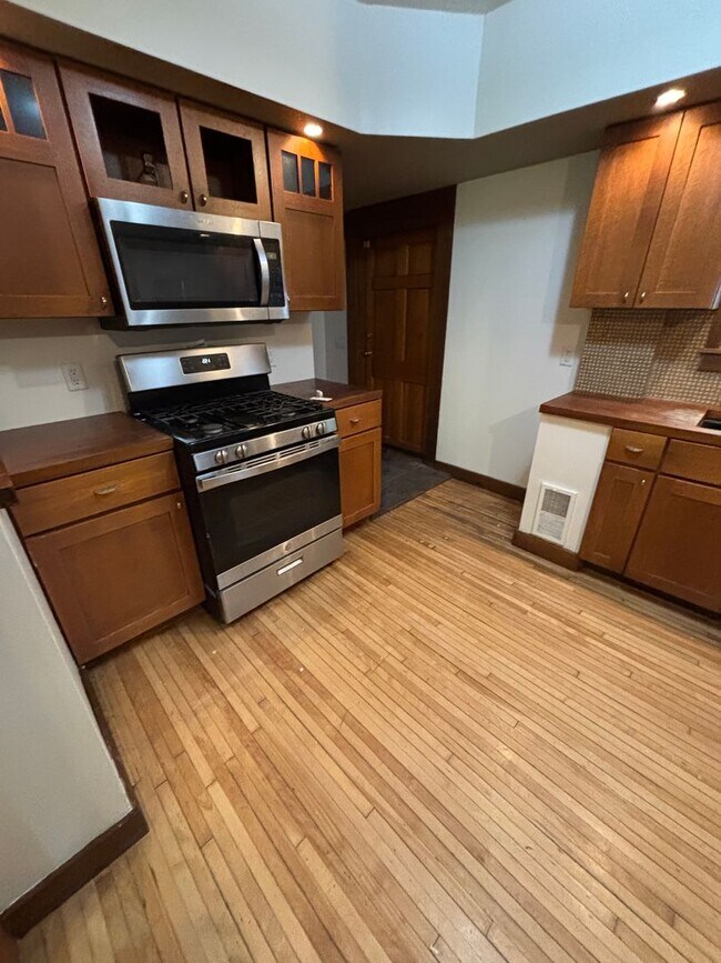 Foto del edificio - Single Family Home in Bryn Mawr/Harrison - Updated Kitchen + Dishwasher!