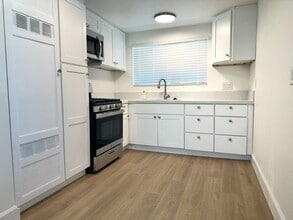 Building Photo - 717 W Provential Dr
