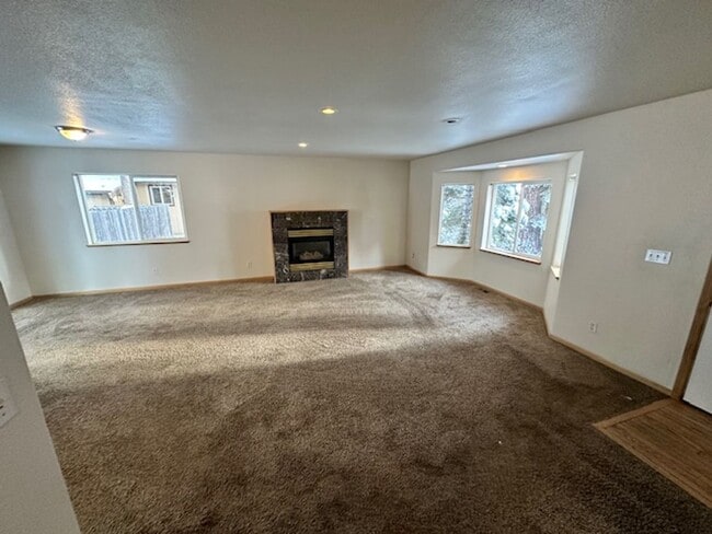 Building Photo - Large 3BR 2Bath Home with balcony availabl...