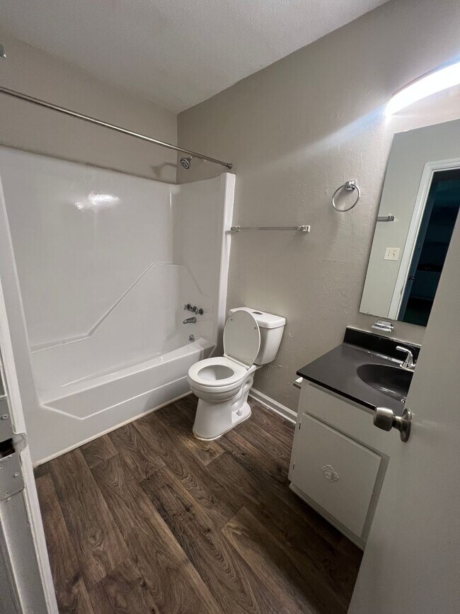 Foto del edificio - One bedroom only $1050.00