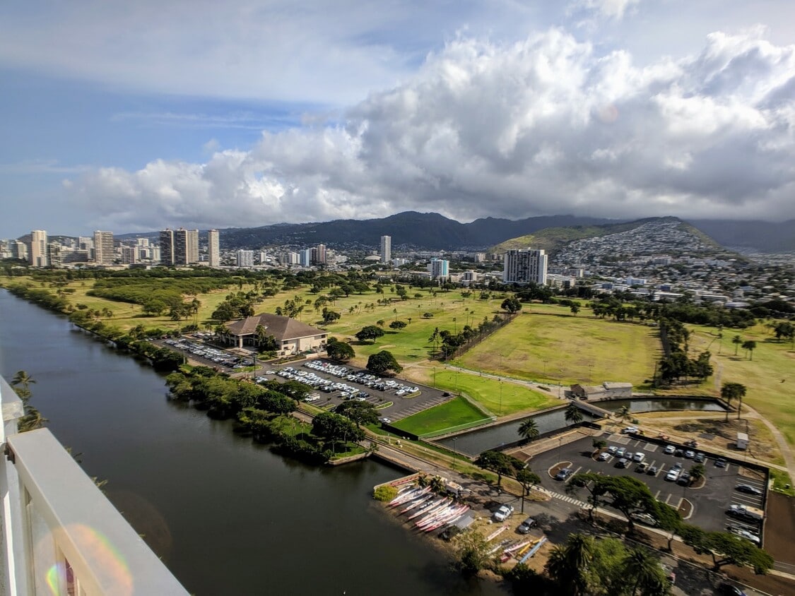 Foto principal - Penthouse 1 BR, 1 BA, 1-PRKG With Sweeping...