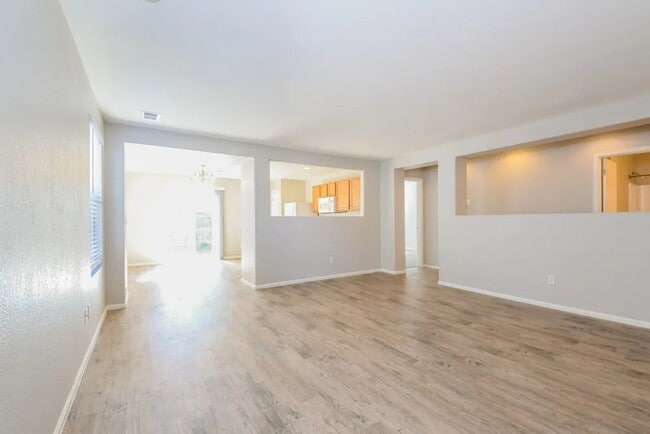 Foto del edificio - 464 E 77th Pl