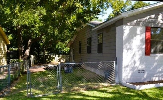 Foto del edificio - Spacious 4 Bed 2 Bath with Enclosed Patio ...