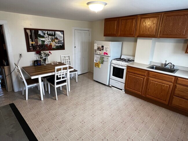 Building Photo - 797 Main St