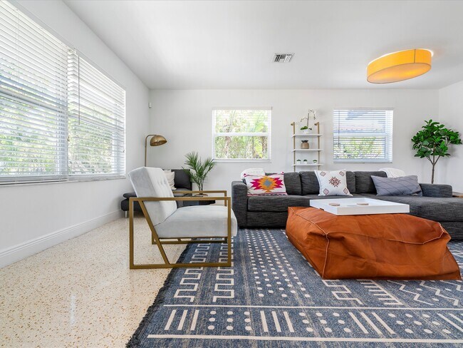 Foto del edificio - 7536 Adventure Ave