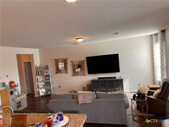 Foto del edificio - 533 Summersweet Rd