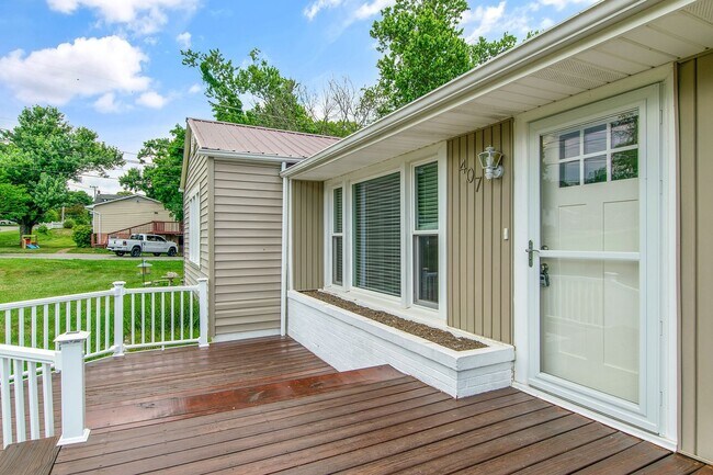 Foto del edificio - 3 Bed/2 Bath.  Pet Friendly. Large Yard. No Security Deposit