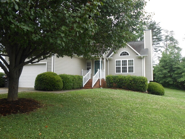 Foto del edificio - Fantastic 3 BR House w/ Inviting Floor Plan in Kernodle/NW School District