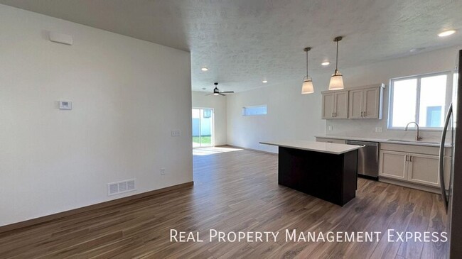 Foto del edificio - Modern 3-Bed, 2.5-Bath Home in West Sioux ...