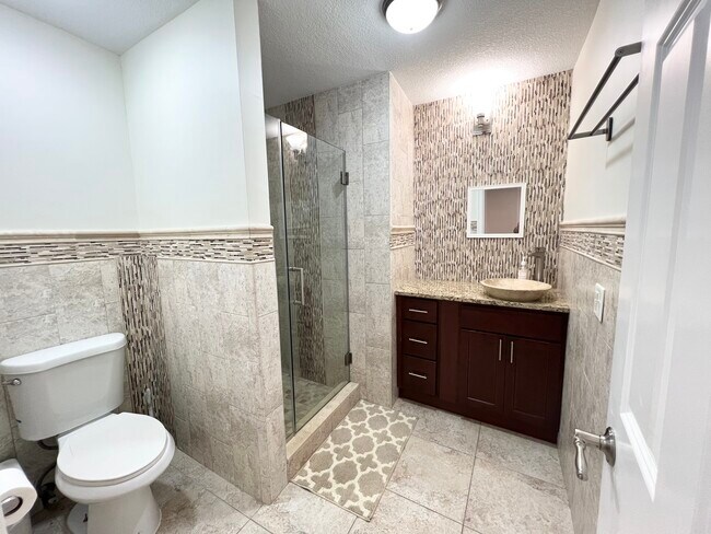 1st floor 3/4 bathroom - 3947 DuPont Ave N