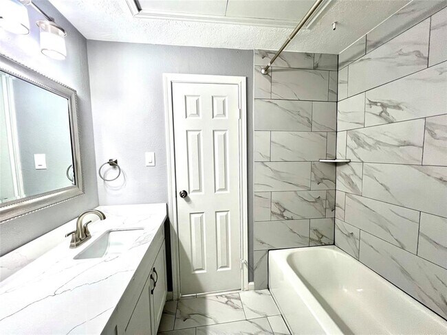 Foto del edificio - 3100 Walnut Bend Ln