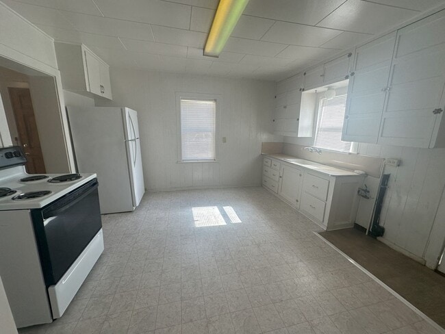 Building Photo - 2 bedroom, 1 bathroom House