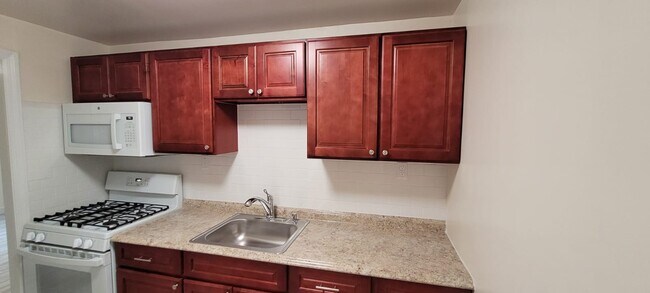 Building Photo - 84 Halstead Ave