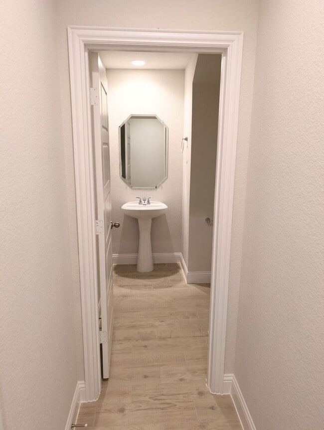 Building Photo - Bright & Open 3BR Townhome