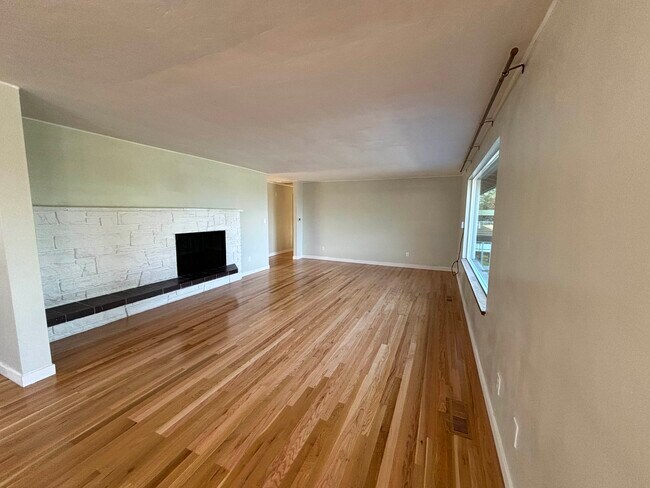 Foto del edificio - 3257 Halverson Ave