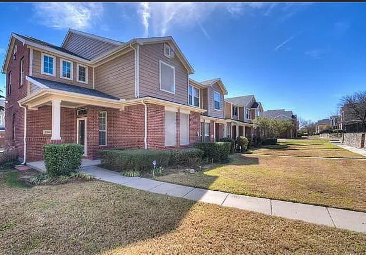 Primary Photo - 2300 Stoneleigh Pl