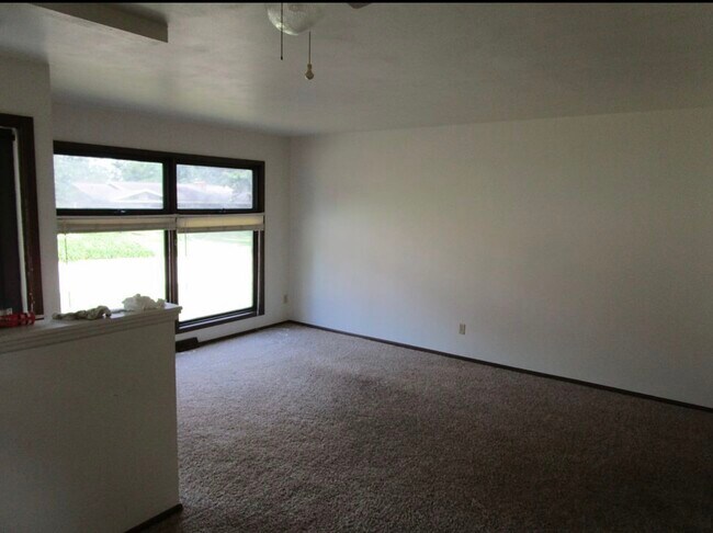 Foto del edificio - 507 Baker Dr