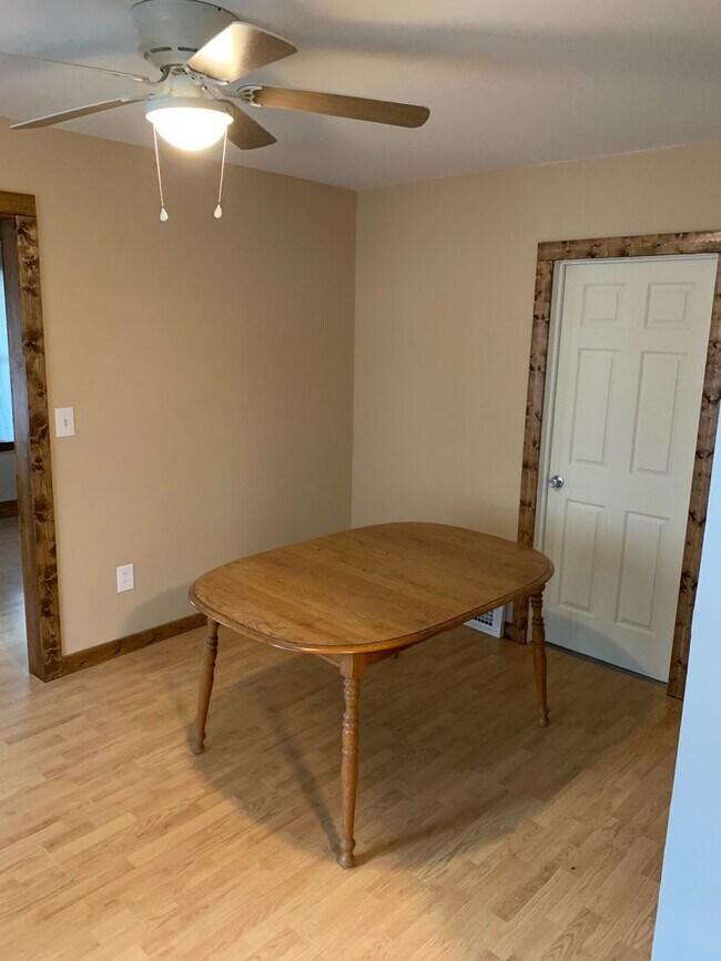 Foto del edificio - 2 Bedrooms  & 1 Bathroom - West side of Ba...