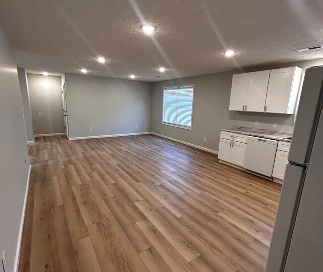 Foto del edificio - Charming 3-Bedroom House on Stallings Rd w...